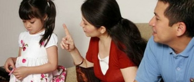 orang tua sedang memarahi anak
