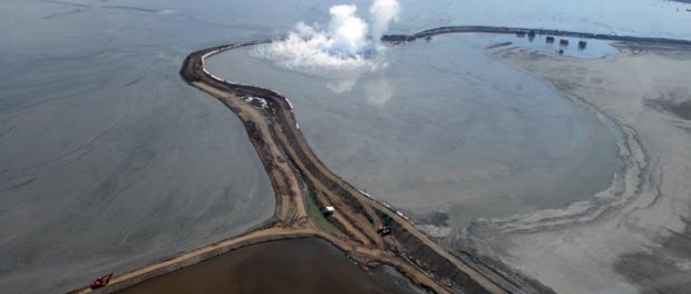 Foto udara tanggul cincin yang mengelilingi pusat semburan lumpur panas Lapindo, Porong Sidoarjo, Sabtu (14/2).
