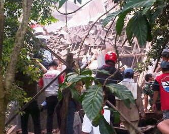 Pesawat Latih TNI AU jatuh di Malang Pesawat Latih TNI AU jatuh di Malang