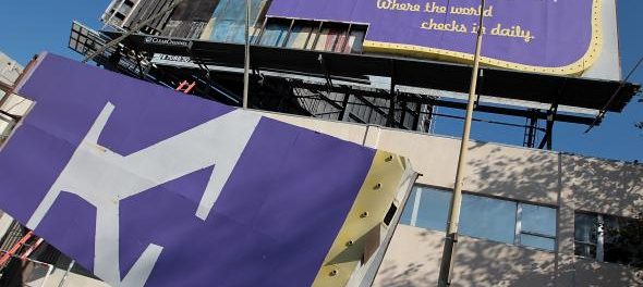 pekerja menyingkirkan papan reklame yahoo pekerja menyingkirkan papan reklame yahoo