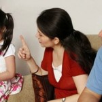 orang tua sedang memarahi anak