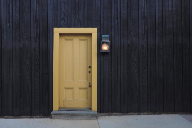 Sebelum Ganti Baru, Ini 6 Tips Memilih Pintu Ideal Dan Jenis Material Yang Diminati!
