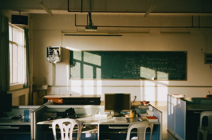 Ruang kelas modern untuk pembelajaran berbasis teknologi