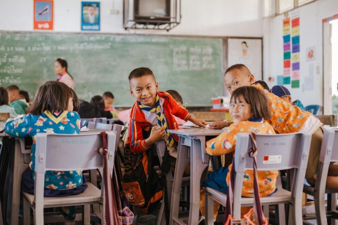Suasana kelas dengan siswa dan teknologi pembelajaran