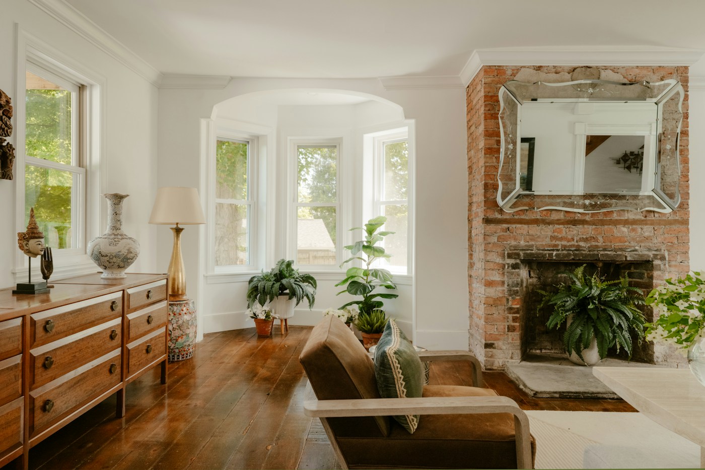 Interior rumah dengan tanaman, cahaya alami, dan material kayu