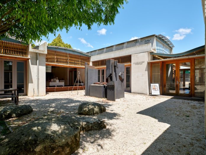 Rumah modern dengan courtyard dan pendekatan arsitektur berkelanjutan