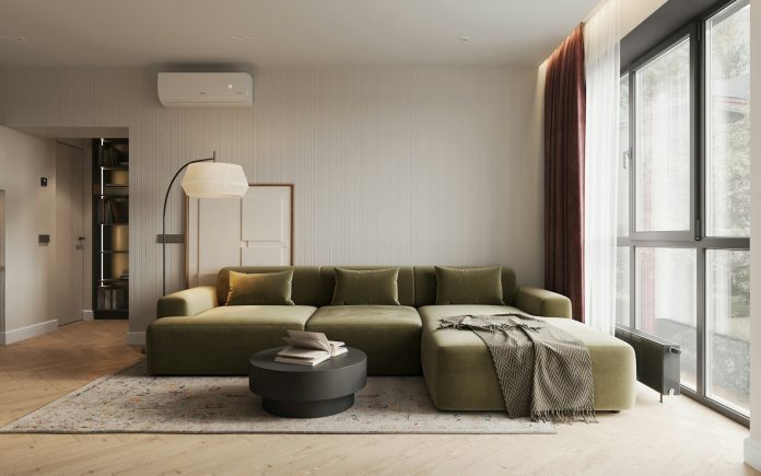 Ruang keluarga dengan sofa hijau dan suasana interior rumah yang hangat
