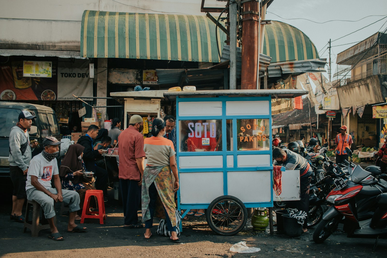 Warung makan Indonesia yang ramai saat jam makan siang
